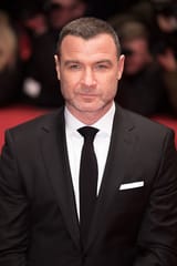 Screenshot 2025-07-24 at 03-12-35 800px-MJK_08465_Liev_Schreiber_(Berlinale_2018).jpg (JPEG Image 800 × 1200 pixels) — Scaled (76%)