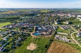 eine-europaeische-kleinstadt-sommerabend-vogelperspektive_143715-2729