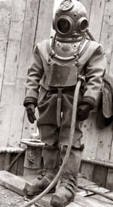 Gradbišče_hidroelektrarne_Ožbalt_1958,_potapljač