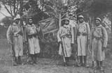 Le_fanion_du_43e_bataillon_de_tirailleurs_sénégalais_décoré_de_ka_fourragère