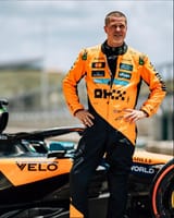 brad-pitt-in-a-mclaren-v0-7yr9id6do39f1