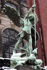 Erzengel_Michael-Statue_über_dem_Portal_der_St._Michaeliskirche_Hamburg[1]