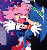 Sonamy hug idw