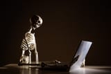 skeleton_laptop