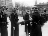 bundesarchiv_bild_183-h15390_berlin_kaserne_der_lssah_vergatterung-644x483