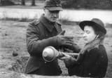 Bundesarchiv_Bild_146-1973-001-30,_Volkssturm,_Frau_mit_Panzerfaust
