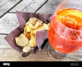 spritz-aperol-with-chips-for-a-perfect-pre-dinner-classic-italian-aperitif-2PTN27E