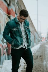 Male-Poses-Hands-Pockets