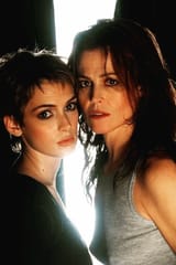 winona-ryder-and-sigourney-weaver-1997-v0-1fuzwjnh6eqd1