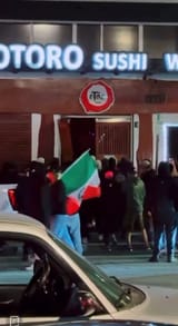 rioters-are-now-looting-a-sushi-restaurant-in-la-v0-bDQwaXI5YW10MTZmMU3wz4Ykt-K4EALi_t8CRy05_Ip3u7D6u45Y9yQcP1c_