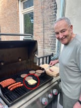sen-chuck-schumer-shows-us-how-not-to-bbq-v0-Dx2XgevGXRzkOyRlNzdwvBoZcY37p6gbdWeumK18cC0