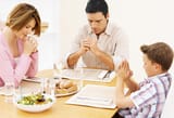 200408-omag-family-pray-600x411