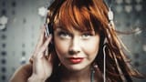 girl_red-headphone-91436