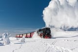 Dampfzug_am_Brocken_in_Winterlandschaft_(2)