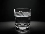 glass-water-black-background_1002201-323-855751432