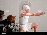besucher-einer-pressevorbesichtigung-der-ausstellung-bunte-goetter-betrachten-am-montag-12-juli-2010-im-pergamonmuseum-in-berlin-die-rekonstruktion-der-farbigen-fassung-einer-antiken-statue-eines-griechischen-bogenschuetzen-apn-photoberthold-stadler-