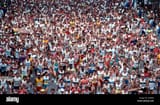 marathon-athletes-run-to-begin-the-race-in-a-large-horde-A4BF44
