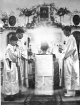 st-john-maximovich-serving-in-tunis-1952-surrounded-by-the-uncreated-light