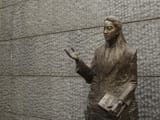 Bronze_of_Iris_Chang_in_Nanjing_Massacre_Memorial