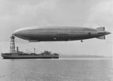 ZR3_USS_Los_Angeles_an_Kriegsschiff (1)