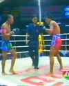 Sanklai uses a defensive push to the throat against Jomhodlek muay thai_thumb.jpg