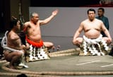 Apr . 24th 1988, kanreki dohyo-iri of Wakanohana I (Futagoyama rijicho) in the kokugikan, with his 2 yokozuna deshi as attendants, tachimochi Wakanohana II (Magaki), tsuyuharai Takanosato (Naruto)