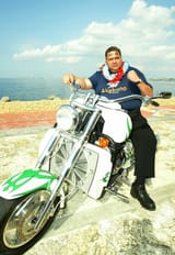 曙太郎は排気量5700ccの愛車で登場した。お値段も700万円相当と横綱級だ＝2004年2月13日