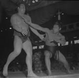 69年名古屋場所、照桜を押し出す増位山（右）（1969年7月）